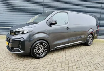 Fuvarozó Kisteherautó Opel Vivaro -ban/-ben Paris Franciaország